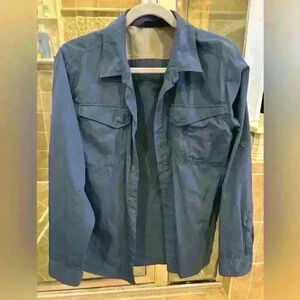 The North Face men’s size Medium fishing shirt in navy blue.